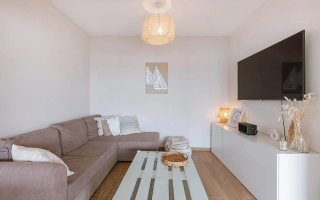 Modern Apartment With Balcony Near City Center