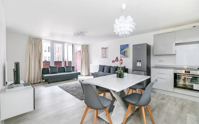 Kensington Gardens 2 Bedroom Flat With a Balcony
