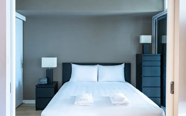 Chic 1 Bed in Heart of Downtown Toronto