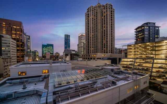 Chic & Spacious CBD Loft - 2 Beds & City