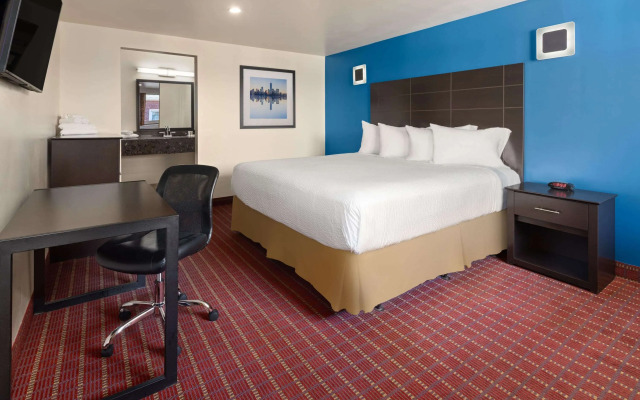 Travelodge by Wyndham Manhasset