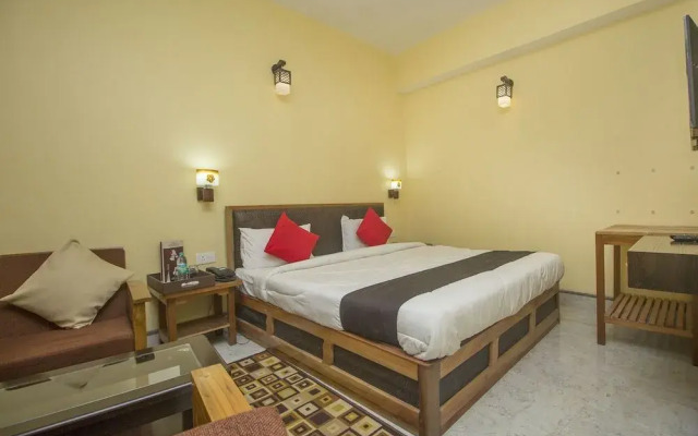 Townhouse OAK Hotel Regal Residency