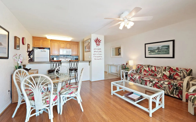Kona Reef F2 Charming Oceanfront Condo for 4!