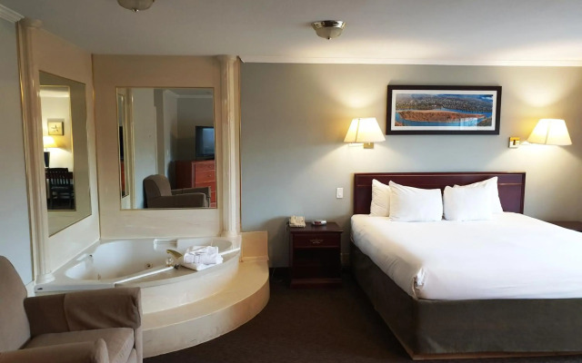 Riverland Inn & Suites