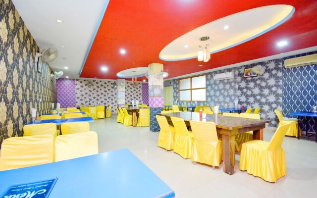 Oyo 39889 Palace Plaza