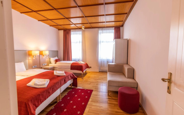 Rustic Apartment with 4 bedrooms Top 9