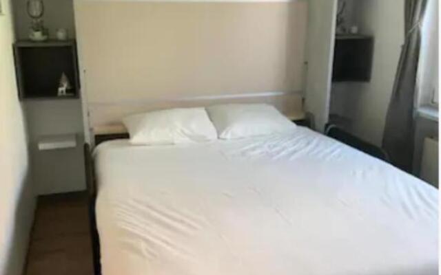 Lovely 1-bedroom vacation studio apartment with pool and sauna