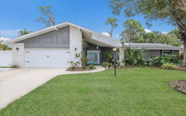 Oasis backyard with hot tub 4/2 close to the beach