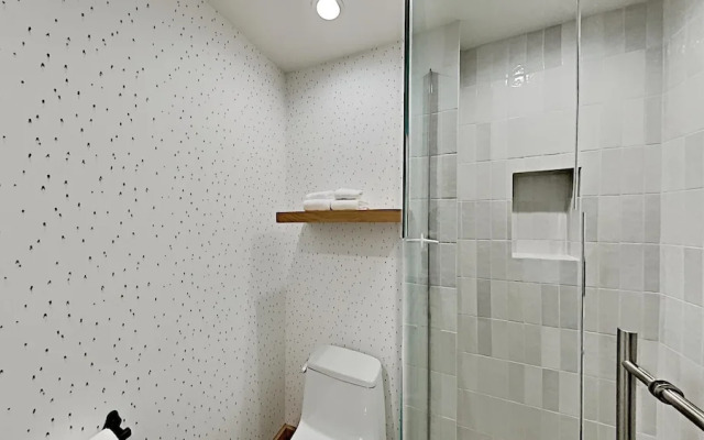 Beautifully remodeled 3 Bedroom Condo