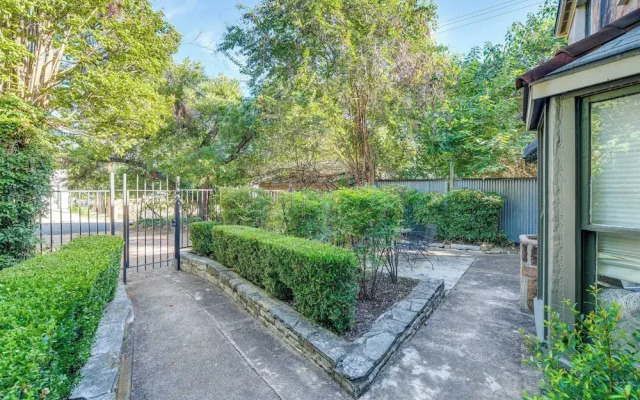 4 Mi to Dtwn: Pet-friendly Austin Studio