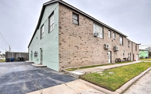 Cozy Galveston Apartment - Walk to Beach & Dining