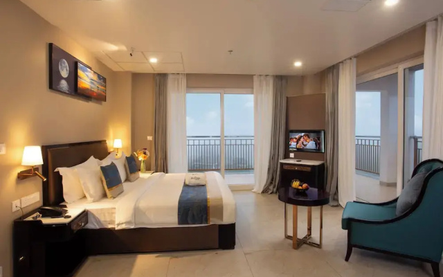 Le Crown Hotel