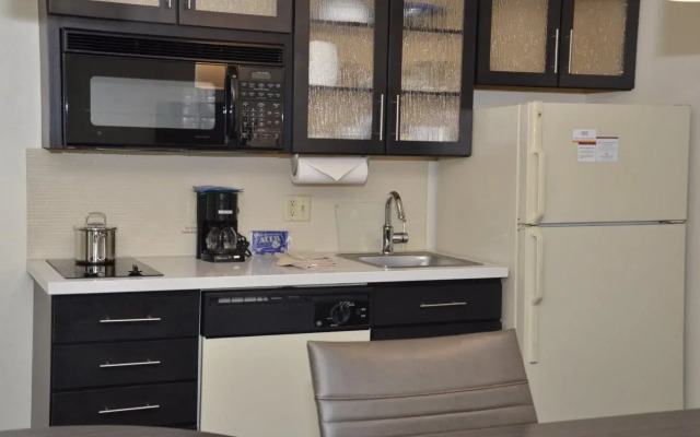 Sonesta Simply Suites Detroit Warren