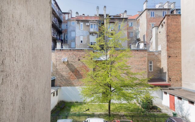 Cute Studio With Beautiful Balcony in the Center!