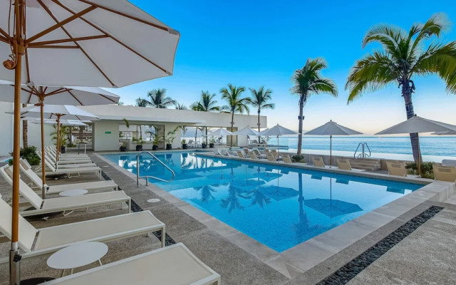 Stunning Beachfront Condo - Sea Views