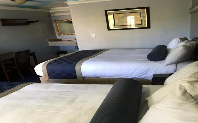 Hollywood Palms Inn and Suites