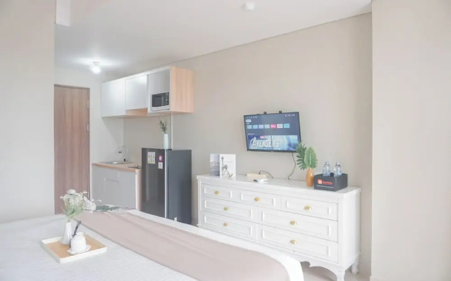 Homey Living and Well Designed Studio Room at Royal Sentul Park Apartment – Guest Rooms – Kadumangu