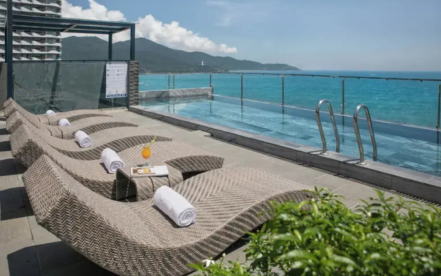 Mangata Beachfront Hotel