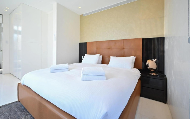 Stunning 3BR Penthouse w Jacuzzi by HolyGuest