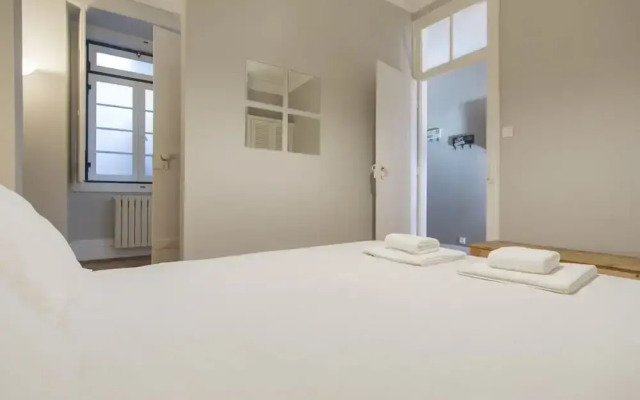 Trendy & Lightful Apartment