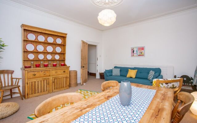 3 Bedroom Flat In Highbury