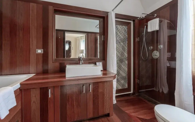JOIVY Stunning 5-Bed Boathouse On The River Thames