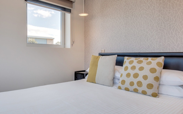 Professional Living Minutes From the City – Guest Rooms – Sydney