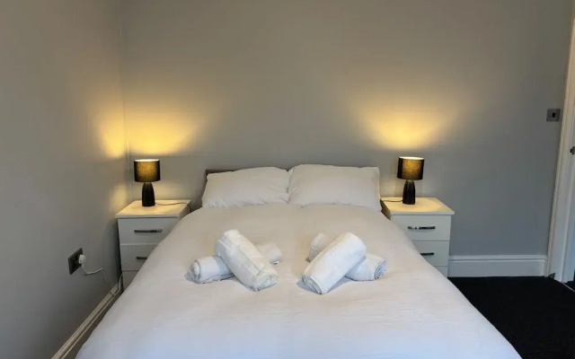 Oxford-house-sleeps 7-parking-garden
