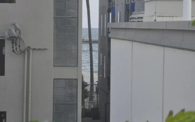 The Belmont Shore Inn