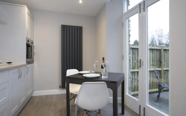 Ferndale s Hideaway - 1 Bedroom Spacious Apartment - Central Ambleside - Parking