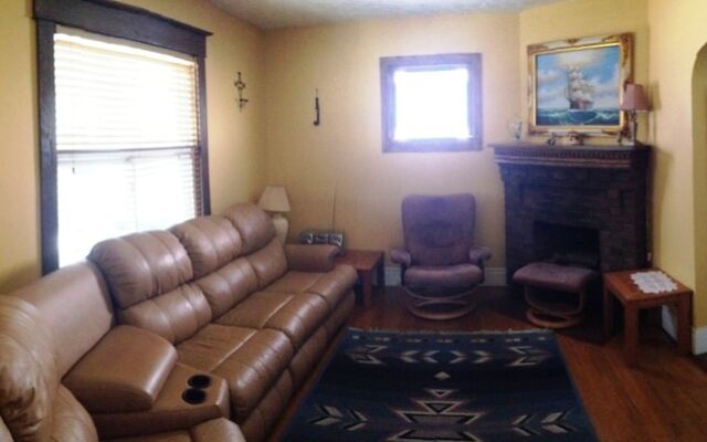 Niagara Falls Cottage Rental - Pine Tree House