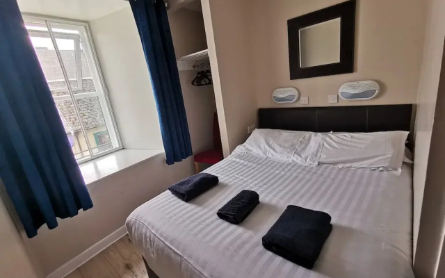 Snoozles Hostel