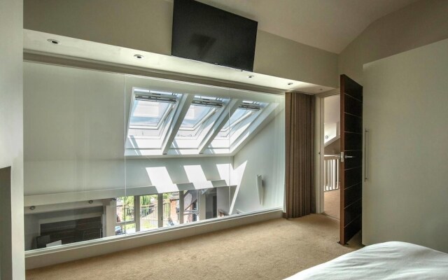 Amazing Spacious 2 Bed Duplex Penthouse w/ Balcony