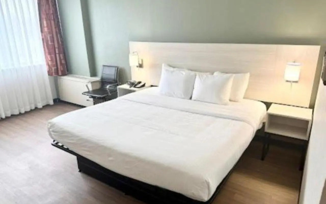 Ramada by Wyndham East Syracuse Carrier Circle