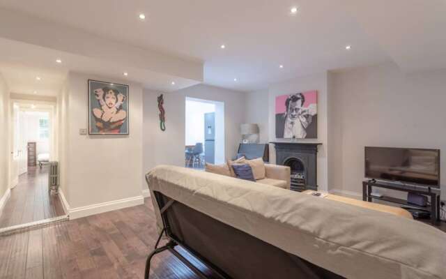 Stylish 2 Bedroom Flat With Large Garden