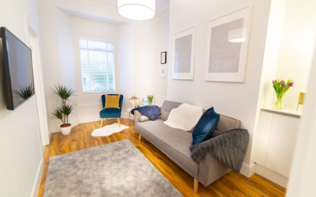 Central Plymouth Apartment By University