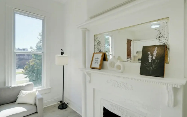 Walk to Churchill Downs: Pet-friendly Retreat!
