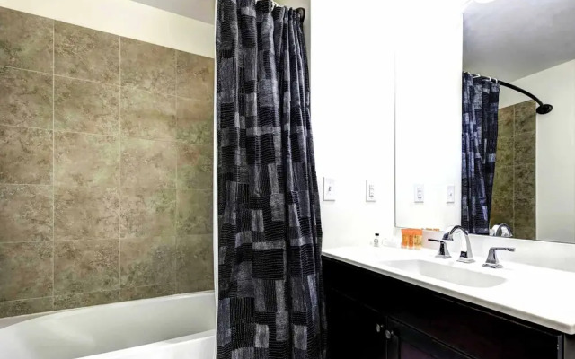 Pelicanstay near Holland Tunnel