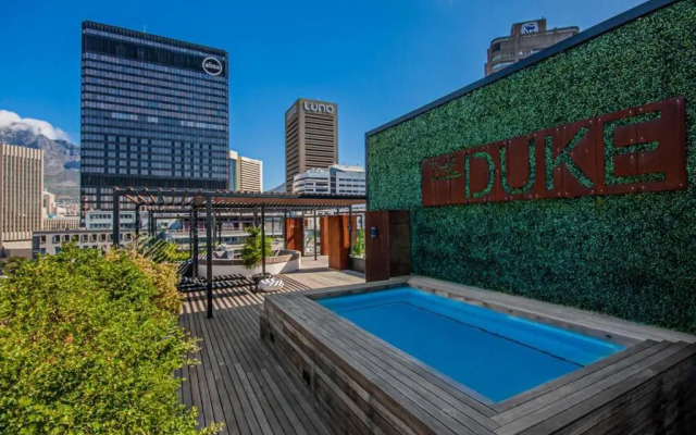 City Bowl Apartment with Rooftop Pool!