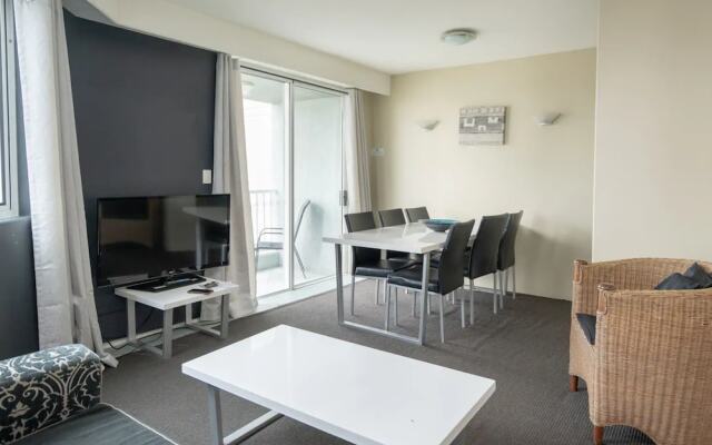 Comfortable 2 Bedroom Apartment With River Views