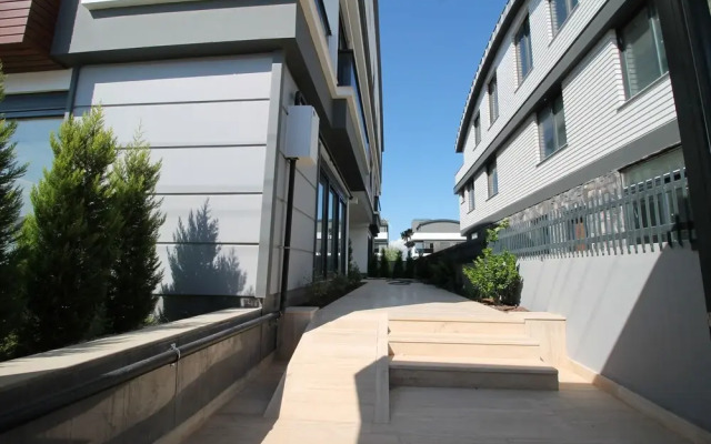 New Flat Large Living Space 2-5 Near By Lara Beach