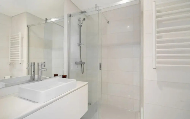 Urban Retreat W/Parking, Elevator & Ac By Benfica Stadium
