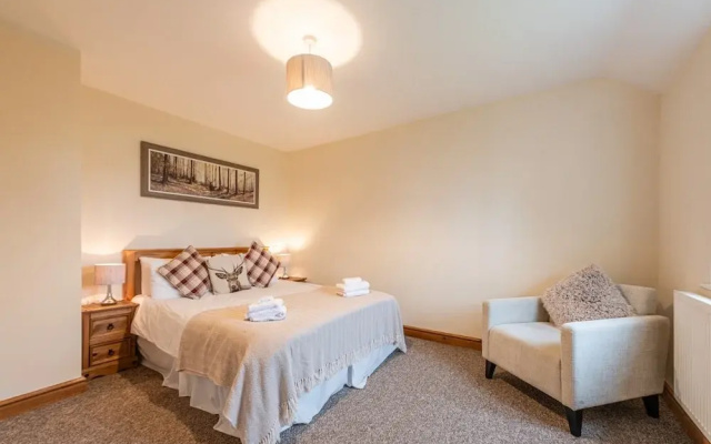 Spacious Country House for 14, Holywell, No Deposit