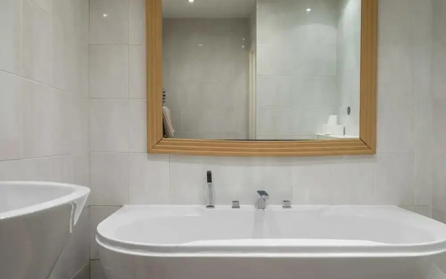 Specious Family Kensington 5-bed House, Sleeps 12