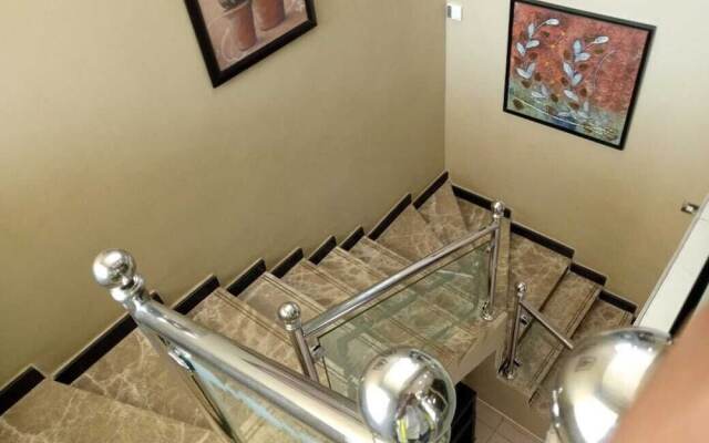 Executive Fully Furnished Apartment Close to Amenities