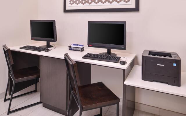 Holiday Inn Express Farmington - Bloomfield by IHG