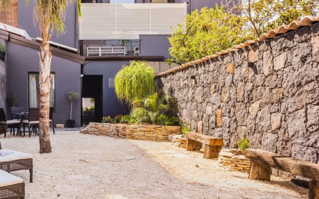 Leone Apartment With Garden by Wonderful Italy