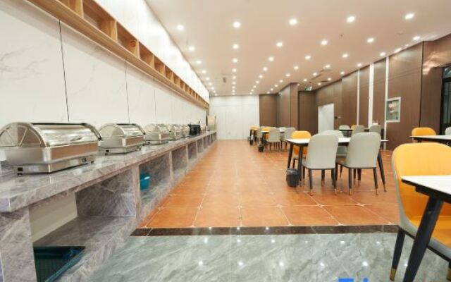 Yiju Fashion Hotel (Wuwei Railway Station Pedestrian Street)