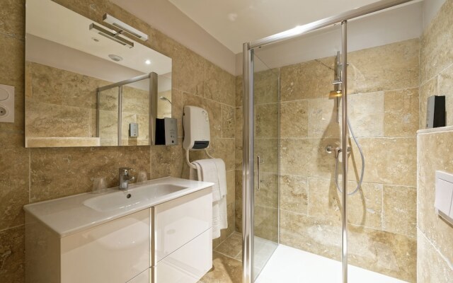 Appartements Pied à Terre, haut standing avec cuisine équipée et terrasse / Groupe HRM