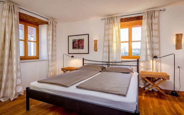 Beautiful Villa Consisting of two Houses With Private Pool, Near Pula and Beach